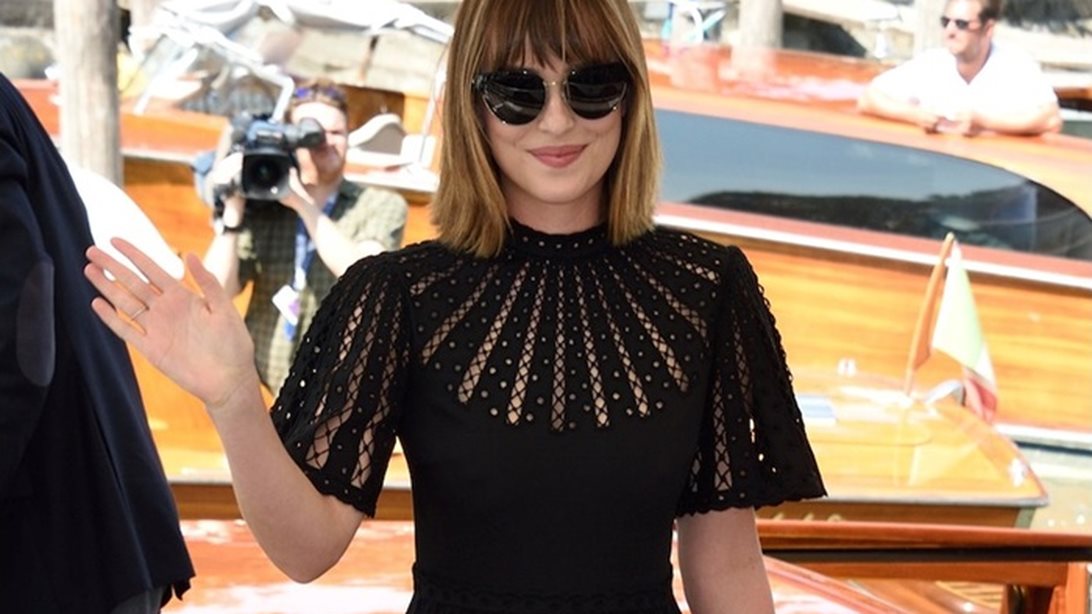 Dakota Johnson: Αποδεικνύει τη δύναμη του anti-statement παπουτσιού
