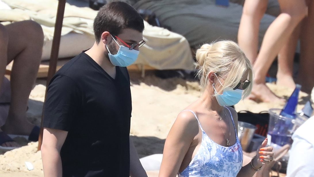 Χαλαρές στιγμές για την Κατερίνα Καινούργιου και τον Φίλιππο Τσαγκρίδη στη Μύκονο