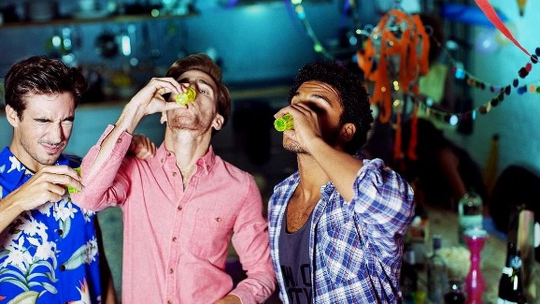 Οδηγός Επιβίωσης: Διασκεδάστε με τους φίλους σας μέχρι το πρωί ακόμα κι αν δεν είστε single
