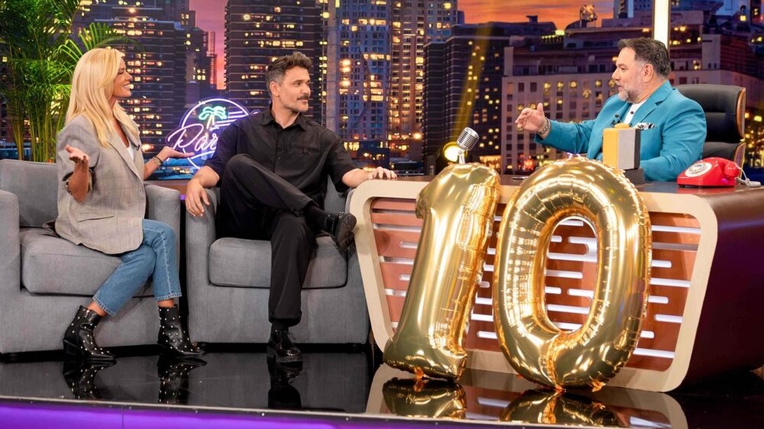 Η Ζέτα Μακρυπούλια εισέβαλλε στο &quot;The 2Night Show&quot; - Το κοπλιμέντο στον Μιχάλη Λεβεντογιάννη