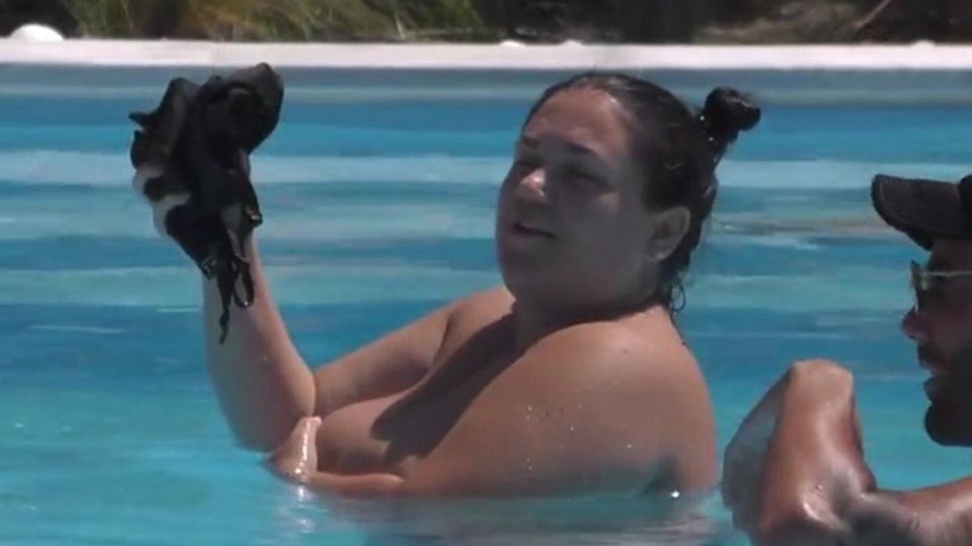 Big Brother: Topless η Αφροδίτη μέσα στην πισίνα