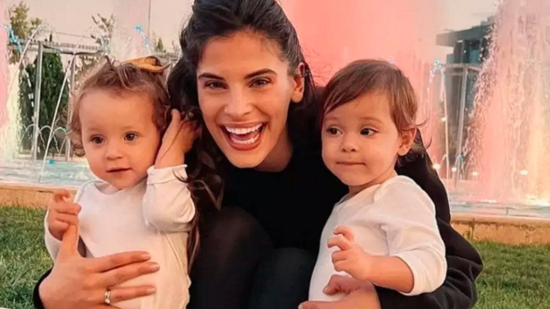 Η Χριστίνα Μπόμπα απαθανάτισε τις δίδυμες κόρες της να ζωγραφίζουν με την θεία τους Ελίνα Μπόμπα