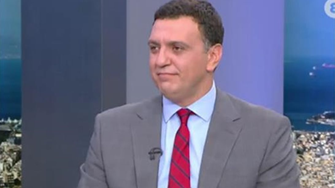 Ο Βασίλης Κικίλιας ποζάρει με τον γιο του