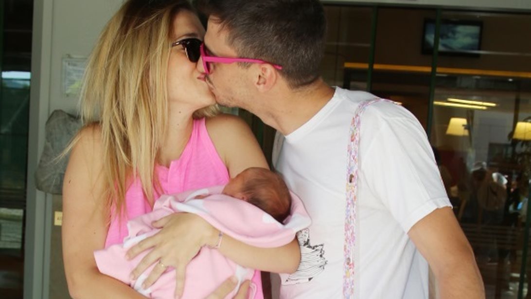 Μυρτώ Κάζη: Η έξοδος από το μαιευτήριο: Οι τρυφερές στιγμές με τον σύζυγό της