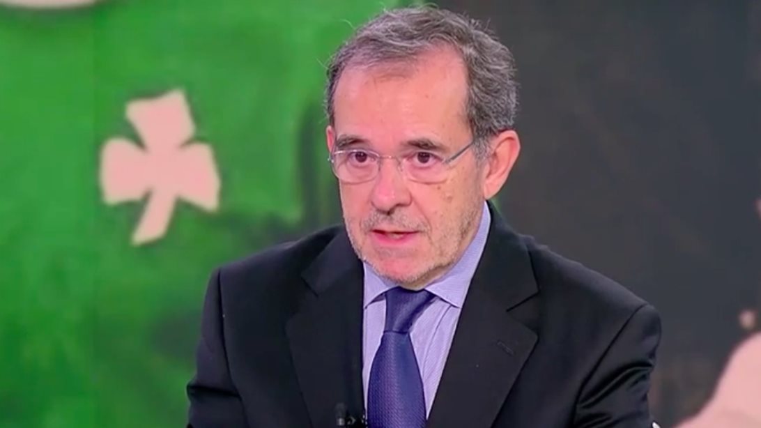 Βούρκωσε ο Παύλος Τσίμας στον αέρα του ΣΚΑΪ: "Νιώθω σαν να αποχαιρετώ ένα μέρος από τη ζωή μου"