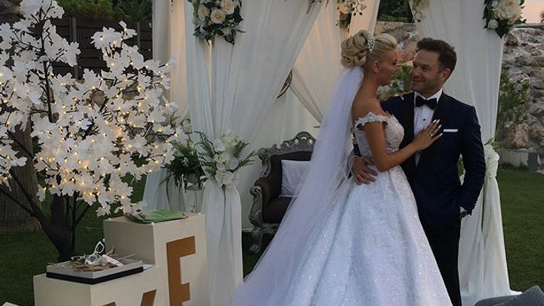 Αλεξάνδρα Παναγιώταρου &amp; Αριστομένης Γιαννόπουλος: Παντρεύτηκαν! Οι πρώτες εικόνες από τον λαμπερό γάμο τους