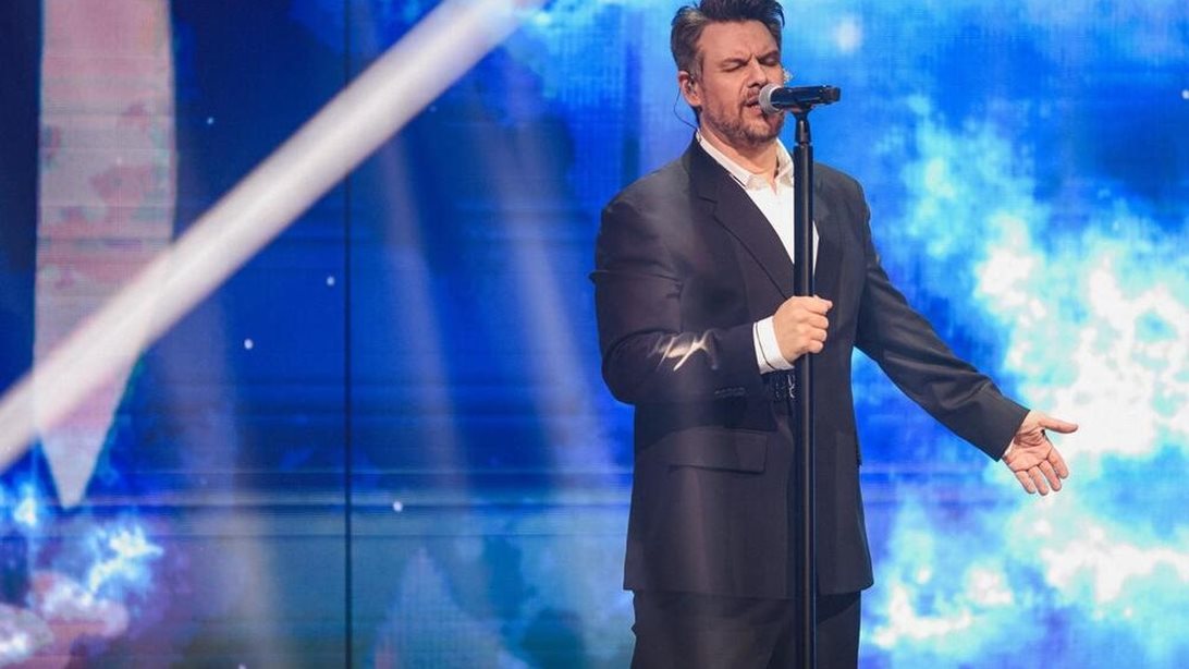 Εντυπωσίασε στην πρεμιέρα του στο ανανεωμένο &quot;CLUB 22&quot; ο Πάνος Κιάμος