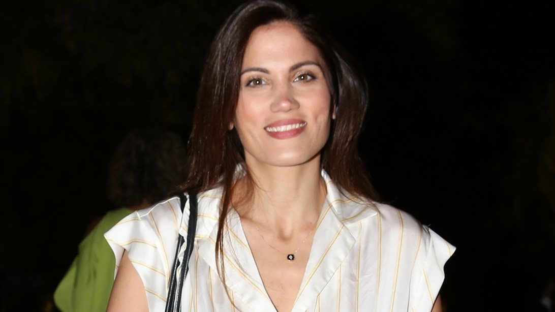 Το denim παντελόνι της Μαίρης Συνατσάκη είναι το πιο άνετο που μπορείς να επιλέξεις φέτος τον χειμώνα