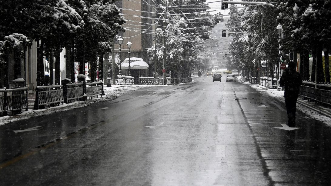 Καιρός: Νέα πτώση της θερμοκρασίας και τσουχτερό κρύο σε όλη τη χώρα - Χιονίζει και στην Αθήνα