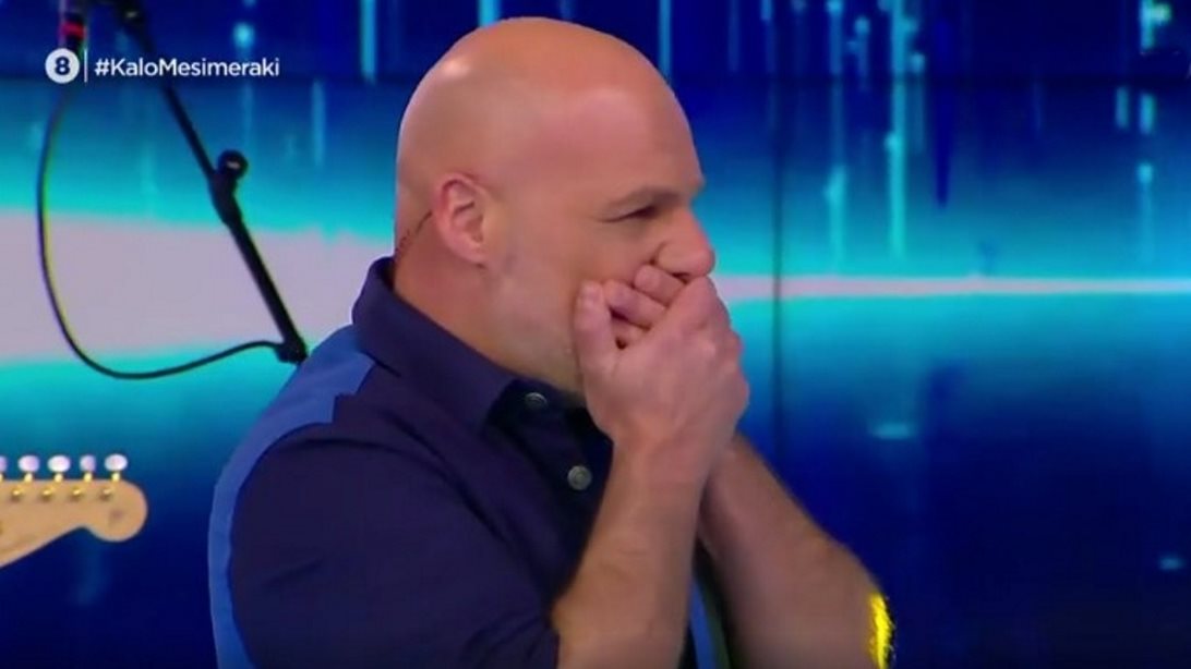 Σοκαρισμένος ο Νίκος Μουτσινάς με την τραγουδίστρια που εισέβαλε στο &quot;Καλό Μεσημέρακι&quot;