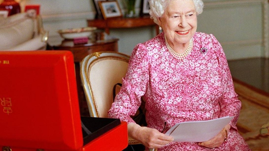 Βασίλισσα Ελισάβετ 
: Η προσωπική ενδυματολόγος της θα κυκλοφορήσει βιβλίο με όλα όσα θέλουμε να ξέρουμε
