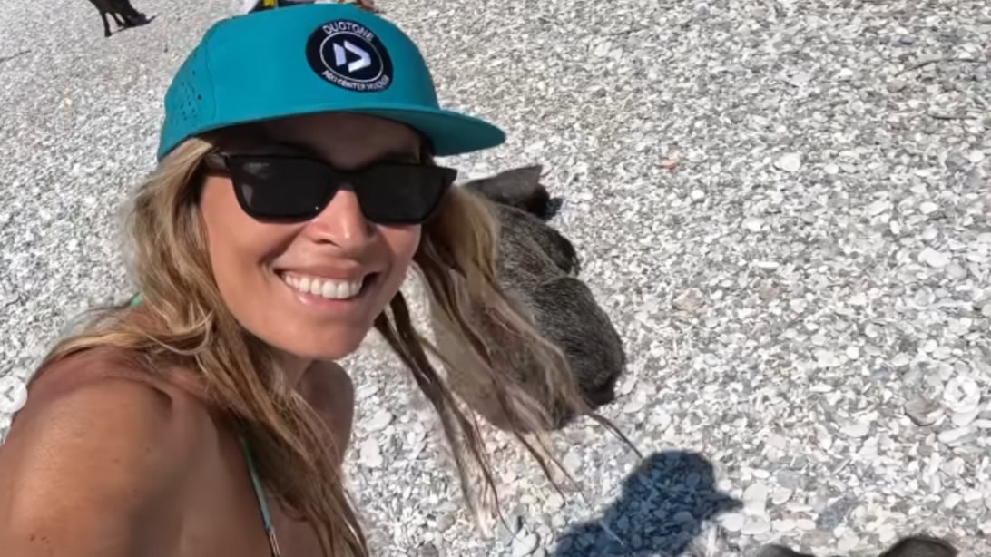 Η Μαριέττα Χρουσαλά και η οικογένειά της κολυμπούν με γουρουνάκια στην Άτοκο