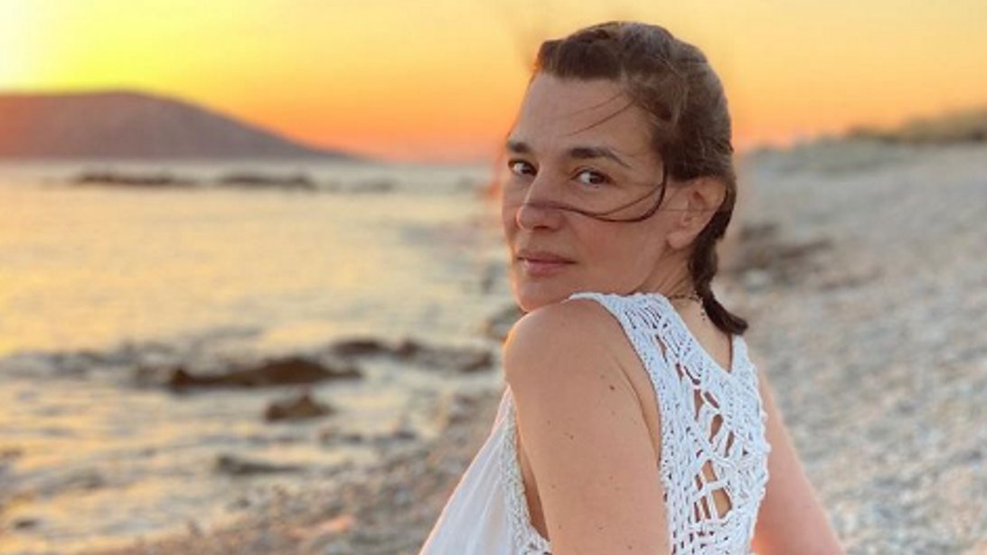 Η Μαρία Ναυπλιώτου υποδέχτηκε το καλοκαίρι με μαύρο μπικίνι στη θάλασσα