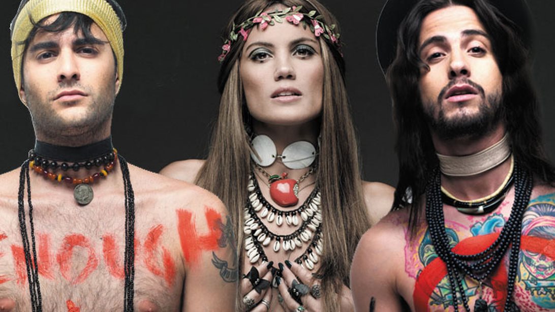 HAIR - The Musical: Μαίρη Συνατσάκη, Ίαν Στρατής &amp; Αναστάσιος Ράμμος φωτογραφίζονται (σχεδόν) γυμνοί για τη νέα τους παράσταση!