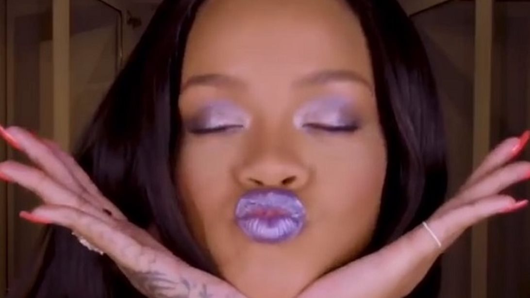 Rihanna : Άλλο ένα beauty tutorial από την ίδια που αξίζει να δεις!