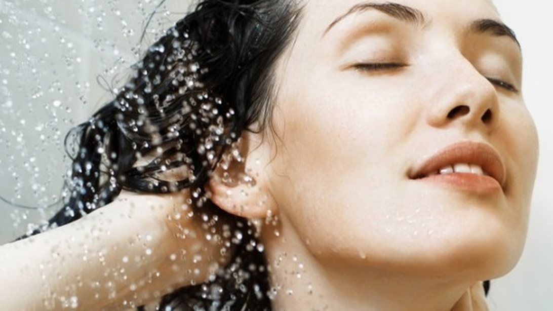 Bάζεις conditioner στις ρίζες των μαλλιών; : Μάθε αν είναι λάθος ή σωστό ανάλογα τον τύπο των μαλλιών σου