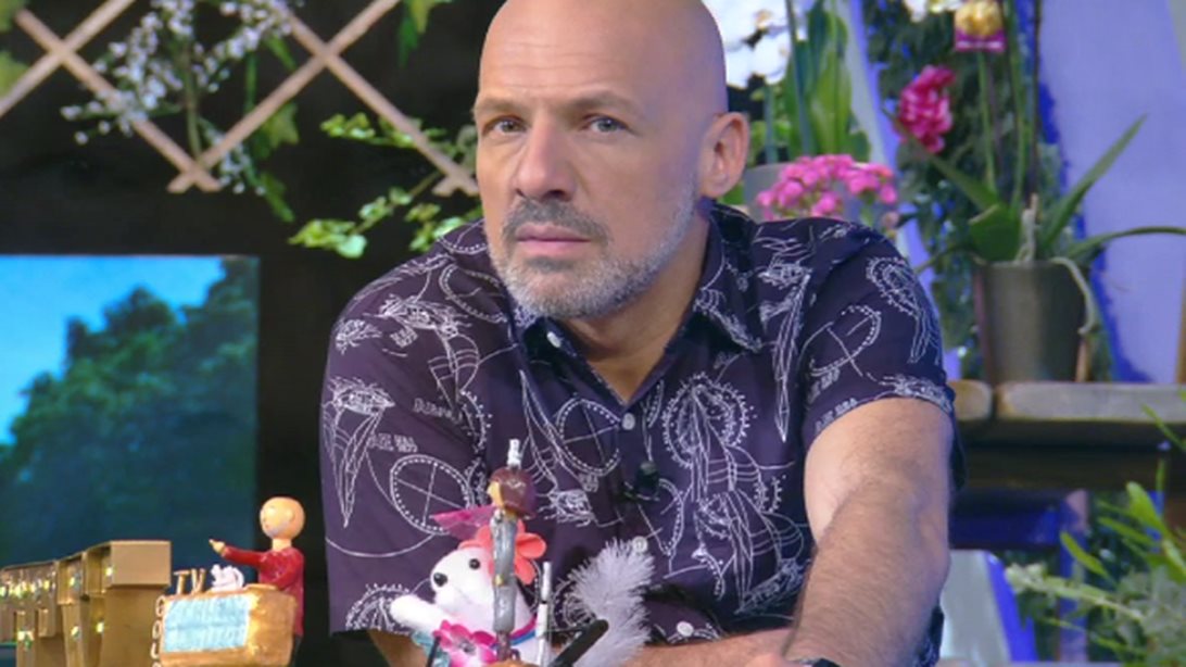 Νίκος Μουτσινάς: Τα απολαυστικά σχόλια για τις ερωτικές σκηνές του Ντάνου με τη Γερονικολού | Δείτε το video!