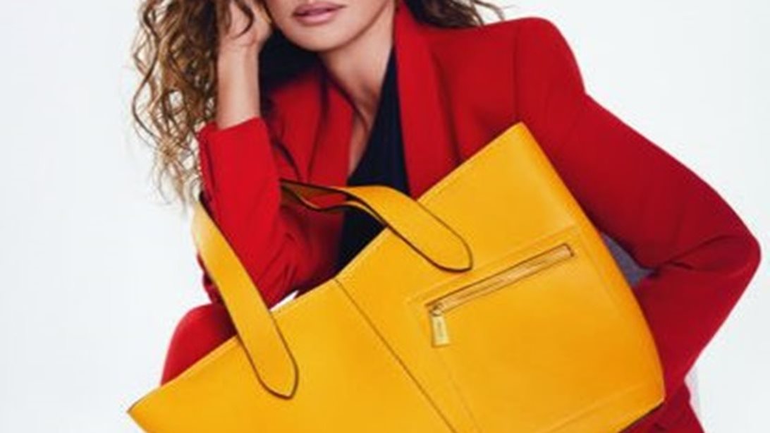 Penelope Cruz: Επιστρέφει ως πρόσωπο της Carpisa και φωτογραφίζεται με τις πιο ωραίες τσάντες της σεζόν
