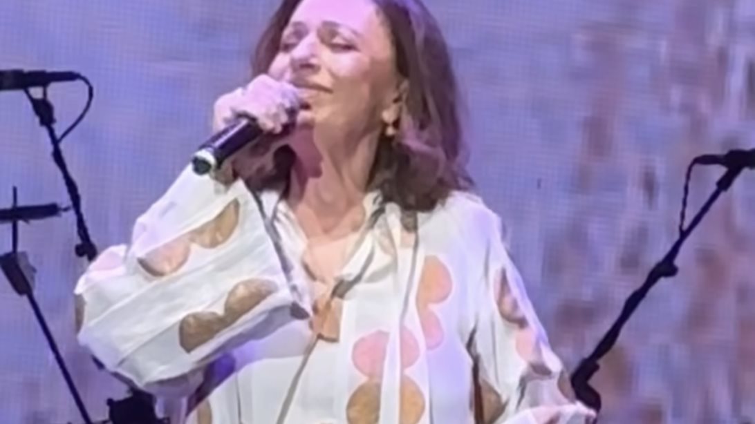 Η Χάρις Αλεξίου τραγούδησε ξανά μετά από 4 χρόνια