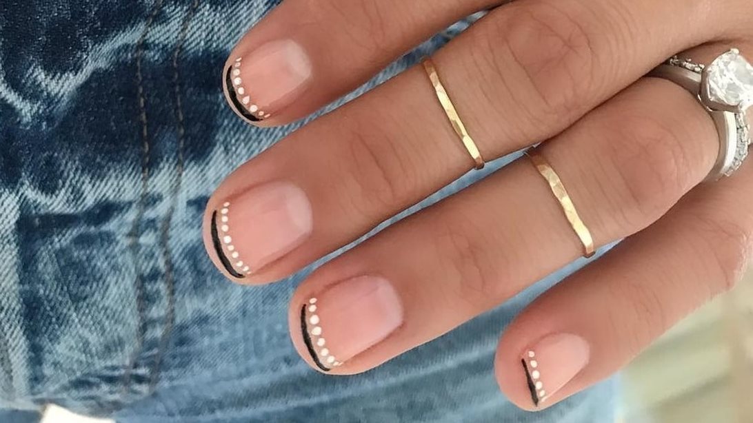 Nail trends: Το French Moon είναι η dark εκδοχή του γαλλικού μανικιούρ που θα λατρέψετε