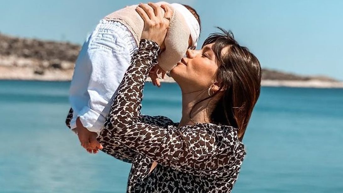 Νίκη Θωμοπούλου: Η σύζυγος του Γιάννη Μαρακάκη φωτογραφίζει την πέντε μηνών κόρη τους
