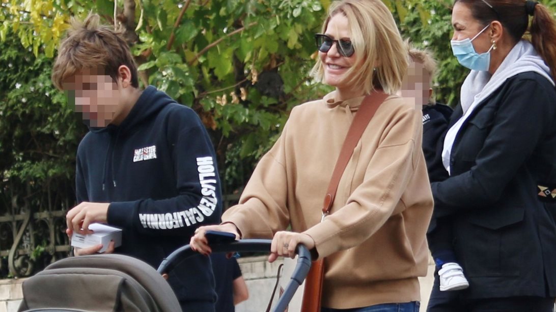 Η Τζένη Μπαλατσινού με τους γιους της, Μάξιμο και Παναγιώτη, σε οικογενειακή βόλτα