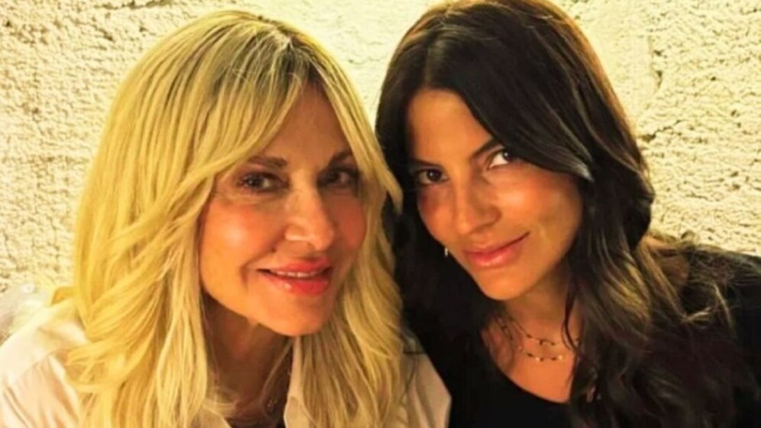 Δήμητρα Κούστα - Άννα Βίσση | Με ταιριαστά outfits για burger στα βόρεια προάστια - Μαζί τους και ο Νίκος Καρβέλας