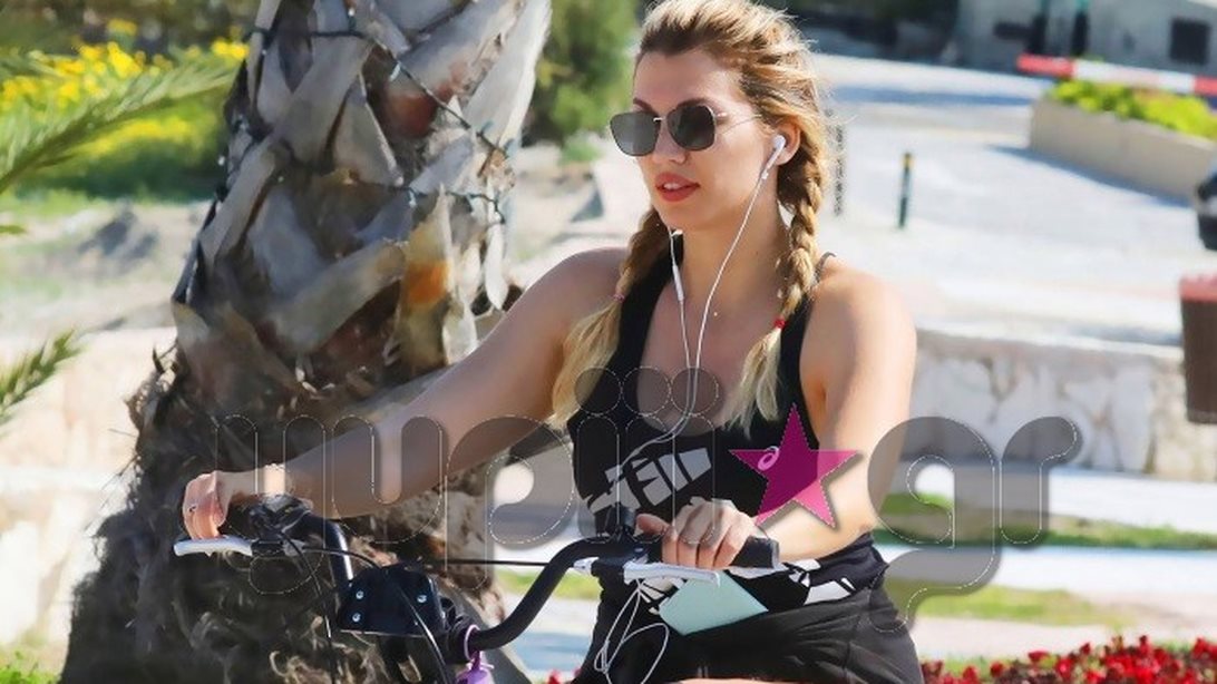 Κωνσταντίνα Σπυροπούλου: Με «καυτό» σορτς για ποδήλατο στη Βουλιαγμένη! Όλα τα στιγμιότυπα