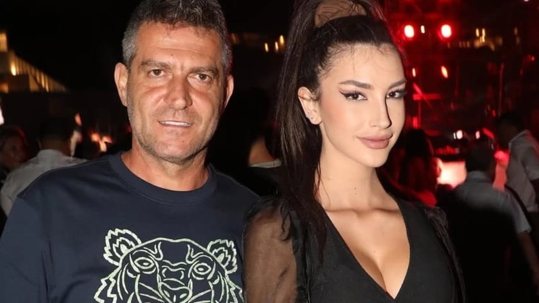 Άγγελος Γιαννακόπουλος | Λαμπερή εμφάνιση για δύο στη συναυλία του Νίκου Βέρτη στη Μύκονο