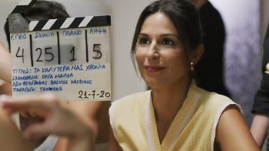 H Κατερίνα Παπουτσάκη στολίζει χριστουγεννιάτικο δέντρο με τον γιο της