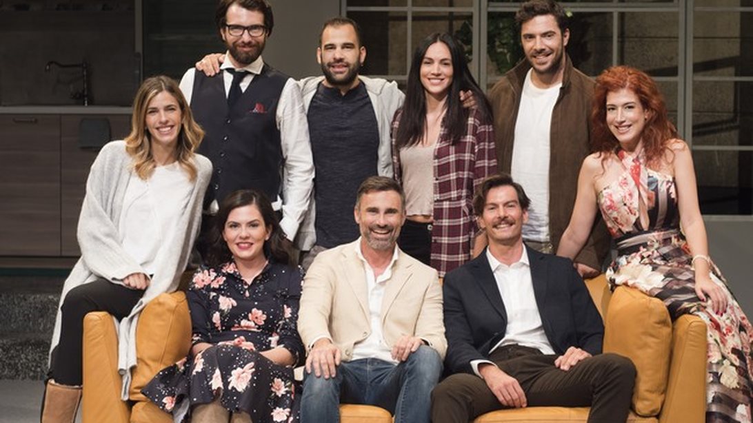 «Όποιος θέλει να χωρίσει...να σηκώσει το χέρι του!»: Το πρώτο θεατρικό έργο του Γιώργου Καπουτζίδη κάνει πρεμιέρα!