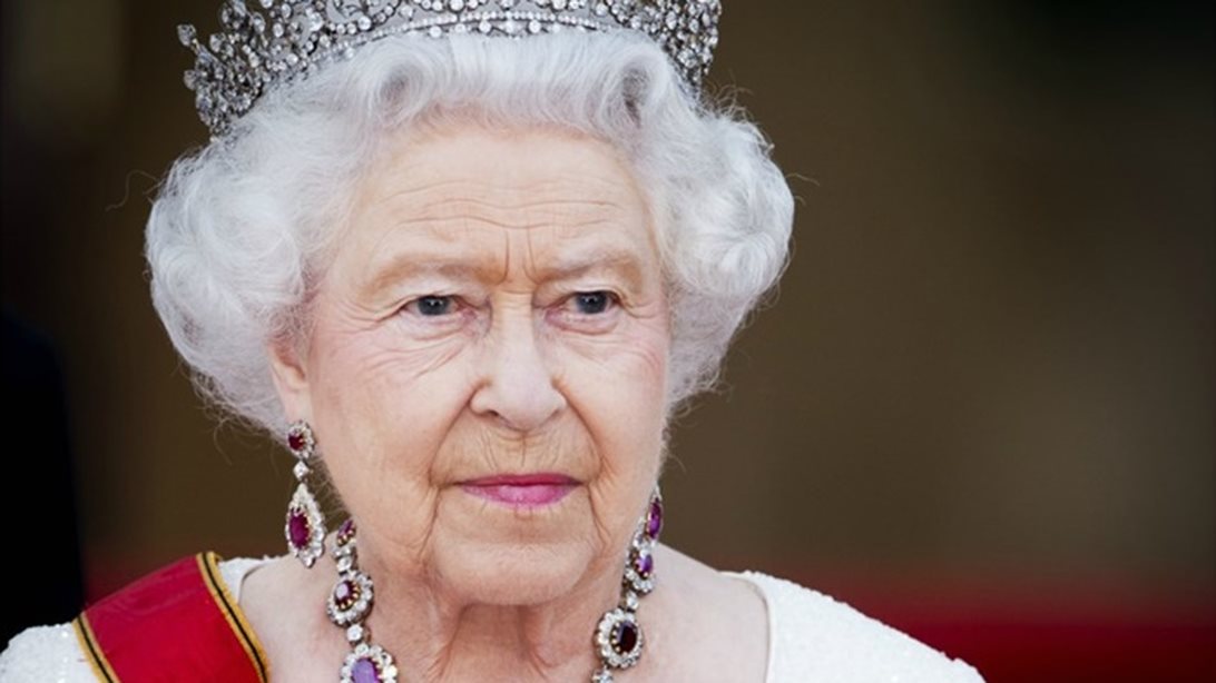 Βασίλισσα Ελισάβετ: Τι κάνει πάντα όταν μπαίνει σε ένα δωμάτιο;
