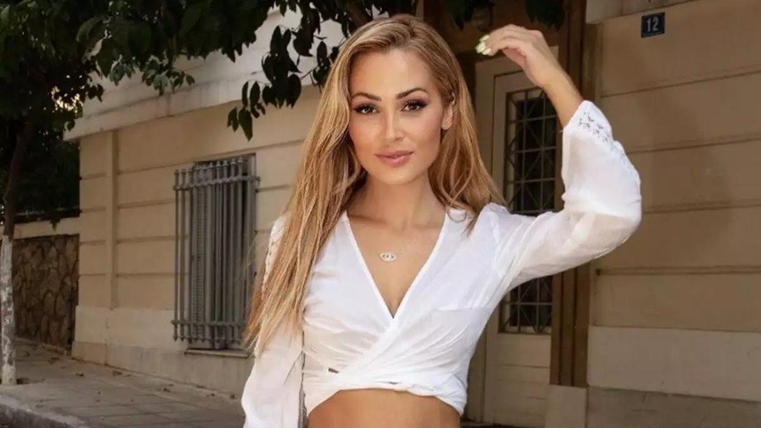 Η Ελένη Βουλγαράκη με glazed νύχια, το μανικιούρ που αγαπούν όλες οι fashionistas