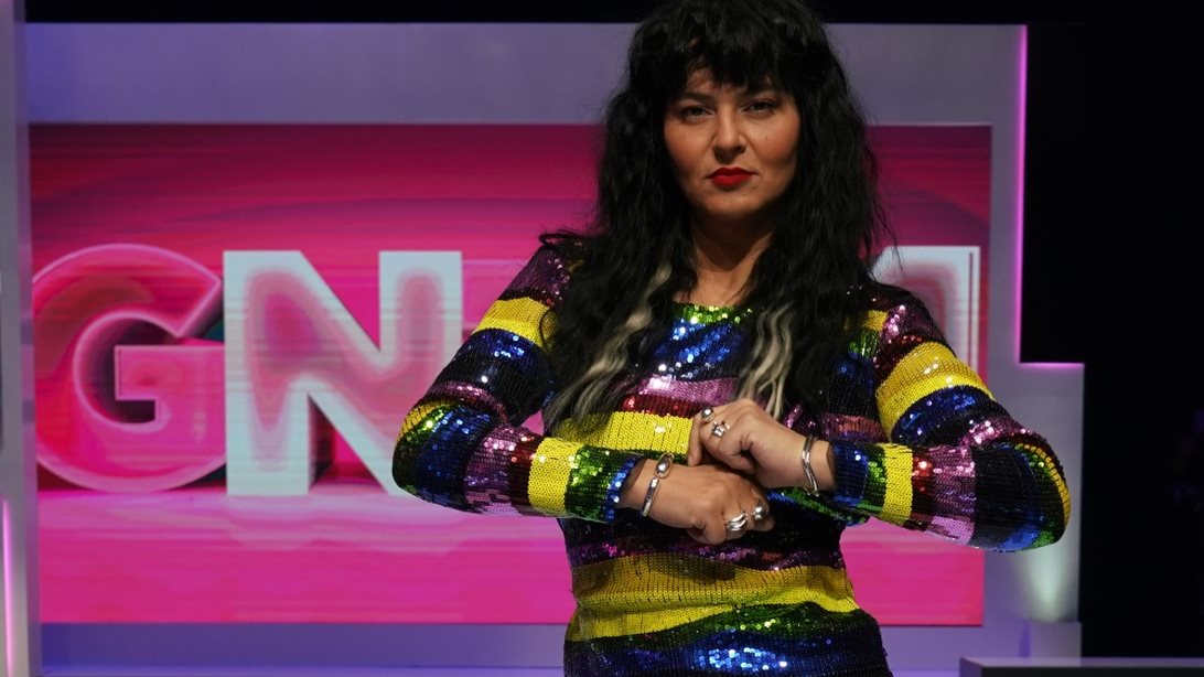 Η Ζενεβιέβ Μαζαρί παραδίδει μαθήματα στιλ με το vintage Prada κοστούμι της