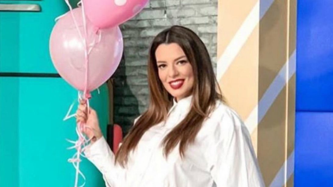 Νικολέττα Ράλλη: Το αέρινο H&amp;M φόρεμα που επέλεξε στον έκτο μήνα της εγκυμοσύνης της