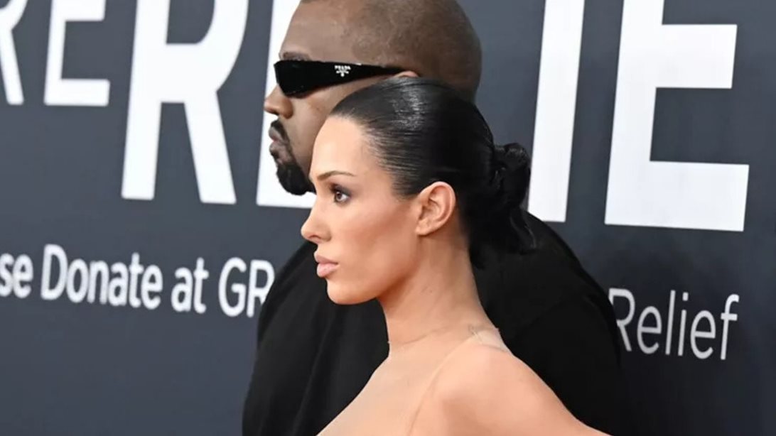 Έπιπλα με γυναικεία σώματα; Η Bianca Censori διχάζει ξανά σε νέα της έκθεση στη Σεούλ