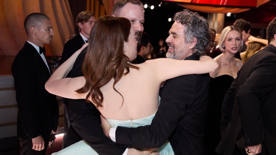 Hollywood Report Oscars Edition |  Η σφιχτή αγκαλιά του "Poor Things", ο Bradley Cooper με τη μαμά του &amp; η εγκυμονούσα Vanessa Hudgens