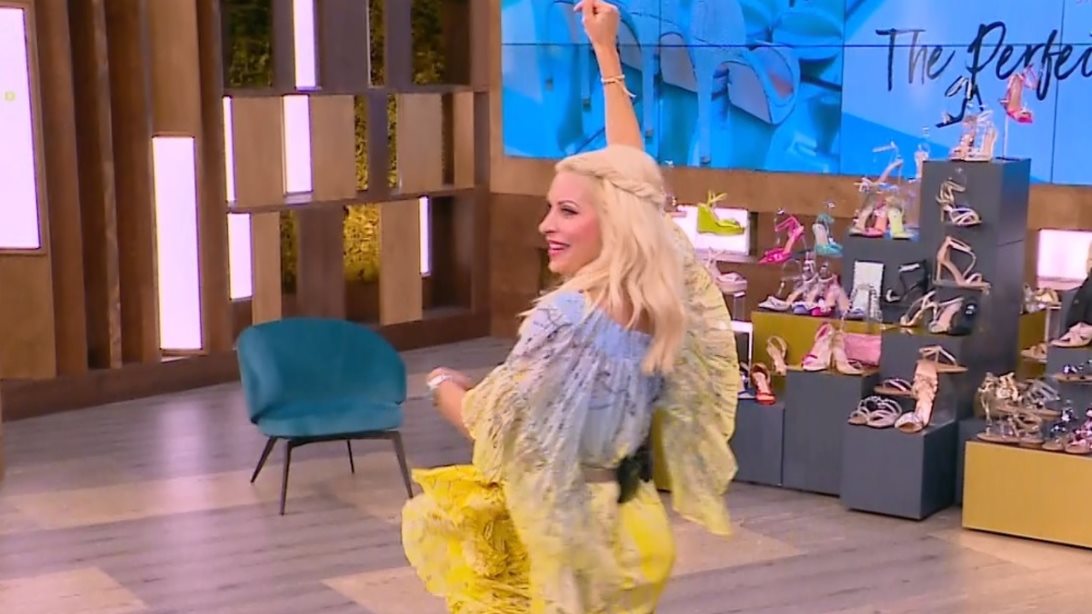 Video of the day | Η Ελένη Μενεγάκη το ρίχνει στον χορό στον αέρα της εκπομπής