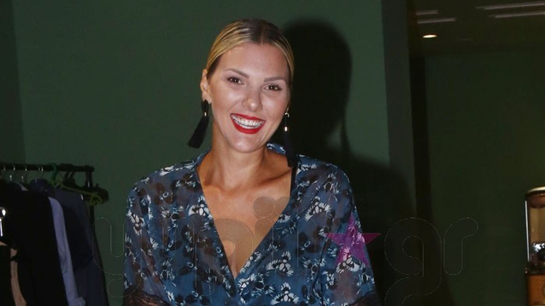 Θέλξη: Η σπάνια δημόσια εμφάνιση με τις δυο κόρες της! Πού την εντοπίσαμε;