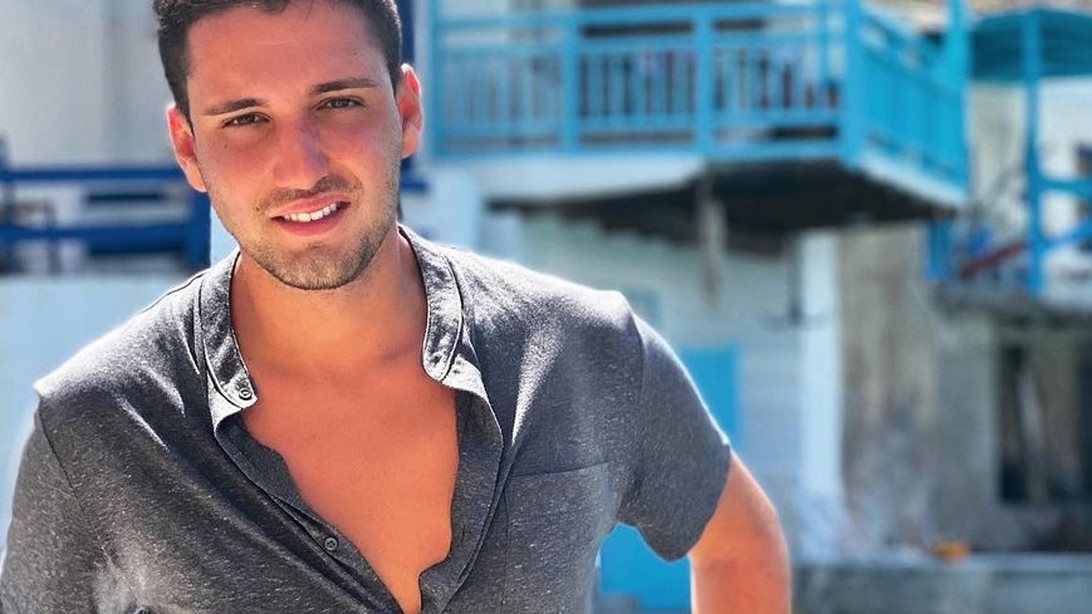 Συγκινεί ο δημοσιογράφος του ΣΚΑΪ που έχασε τον πατέρα του από κορονοϊό