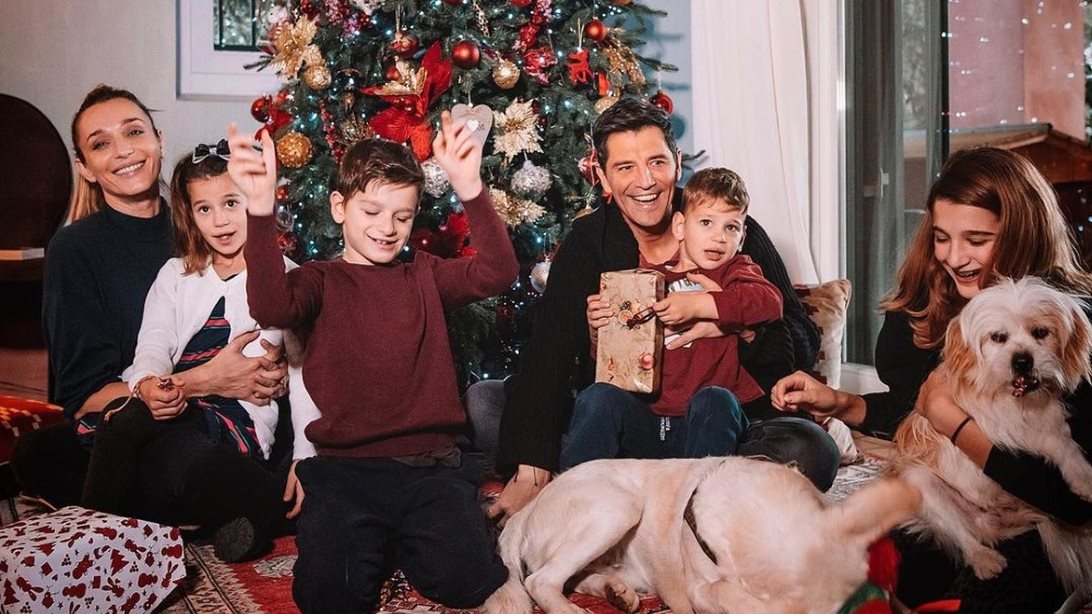 Ο Σάκης Ρουβάς και η Κάτια Ζυγούλη ποζάρουν οικογενειακά κάτω από το δέντρο