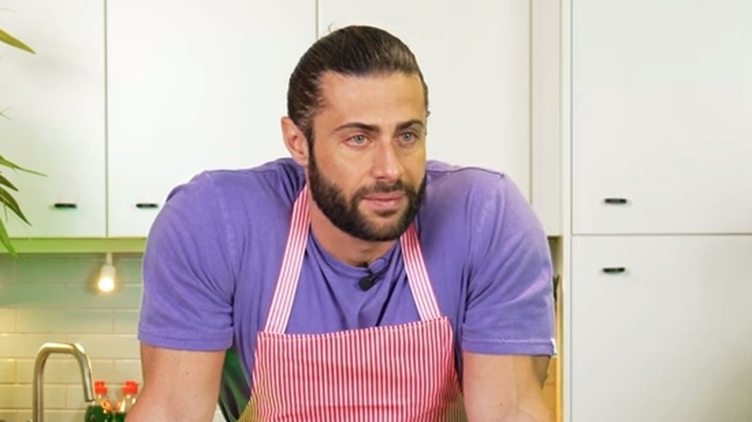 Κωνσταντίνος Βασάλος: "Η Δήμητρα Αλεξανδράκη είναι κανονική τρελή, για δέσιμο, το πρωί λιβάνισμα, μετά νυφικά"