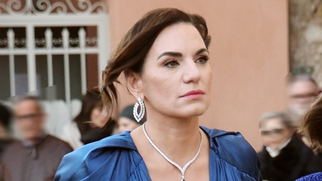 Η Όλγα Κεφαλογιάννη ποζάρει με την Αγάπη Πολίτη | Η ανατρεπτική εμφάνιση με snakeskin ψηλόμεσο παντελόνι