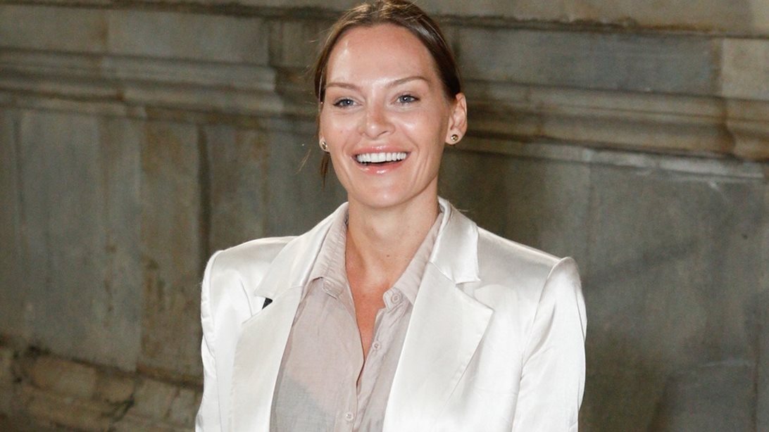 Υβόννη Μπόσνιακ | Ο chic φθινοπωρινός τρόπος που φόρεσε ένα λευκό blazer σε βραδινή της έξοδο