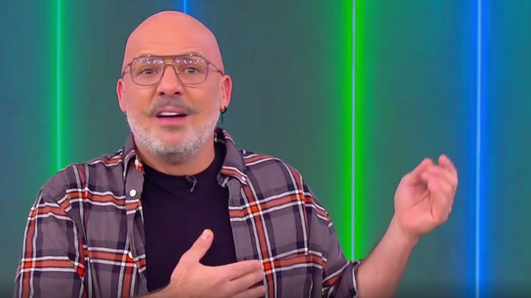 O Νίκος Μουτσινάς αποδομεί με μαεστρία το Big Brother στον αέρα του ΣΚΑΪ