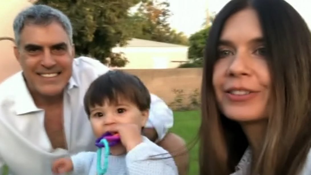 Κατερίνα Μουτσάτσου
: Ανοίγει το σπίτι της στο Los Angeles &amp; μας συστήνει τον άντρα της και τον 15 μηνών γιο της