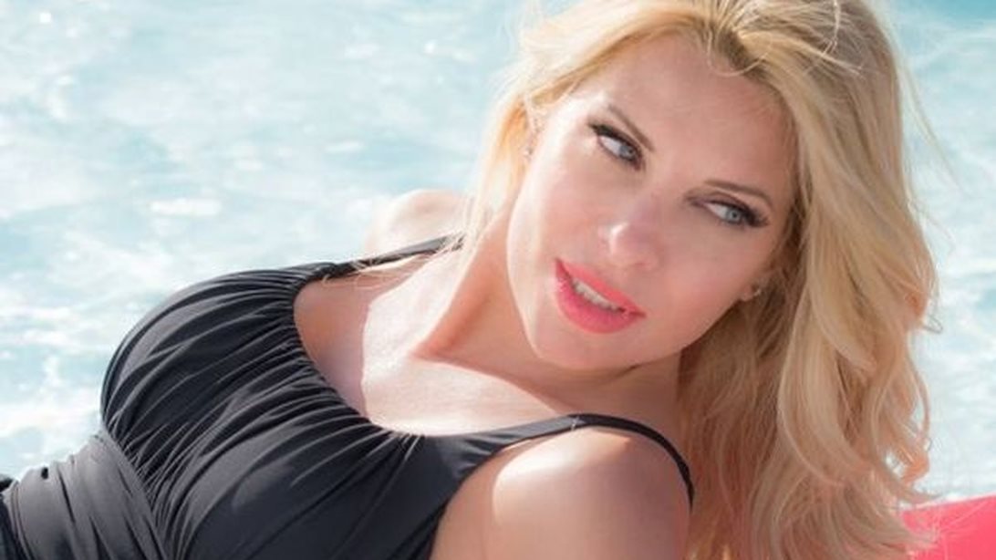 Ελένη Μενεγάκη: Βρήκαμε το αγαπημένο της μαγιό: Πώς θα το φορέσεις κι εσύ;