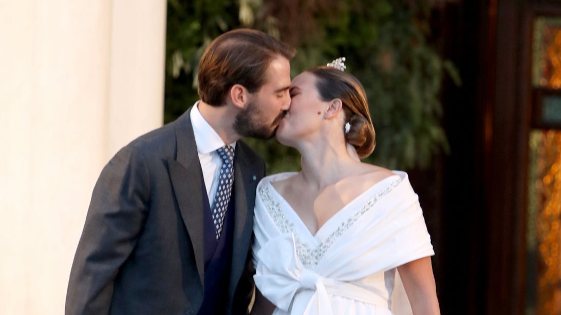 Νίνα Φλορ: Η εμμονή με τα Chanel - Το total white tweed μπλέιζερ και το leather look στο Παρίσι