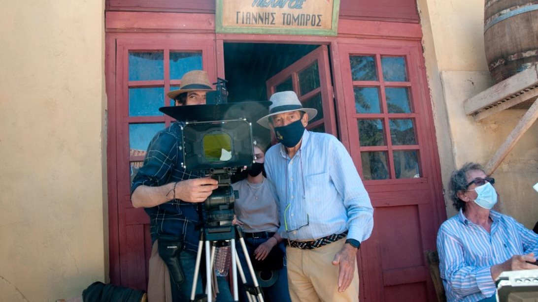 Ο Μανούσος Μανουσάκης επέστρεψε! Δείτε φωτογραφίες από τα γυρίσματα της νέας σειράς της ΕΡΤ