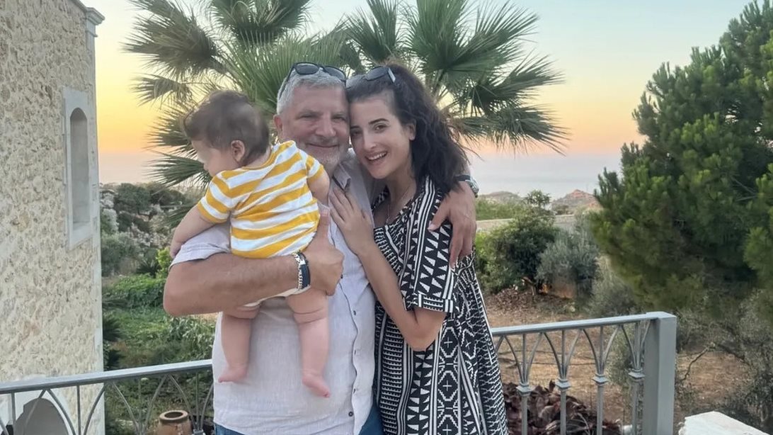 Ο Γιώργος Πατούλης και η Νάνσυ Κοιλού σε διακοπές στην Κρήτη με τον τεσσάρων μηνών γιο τους